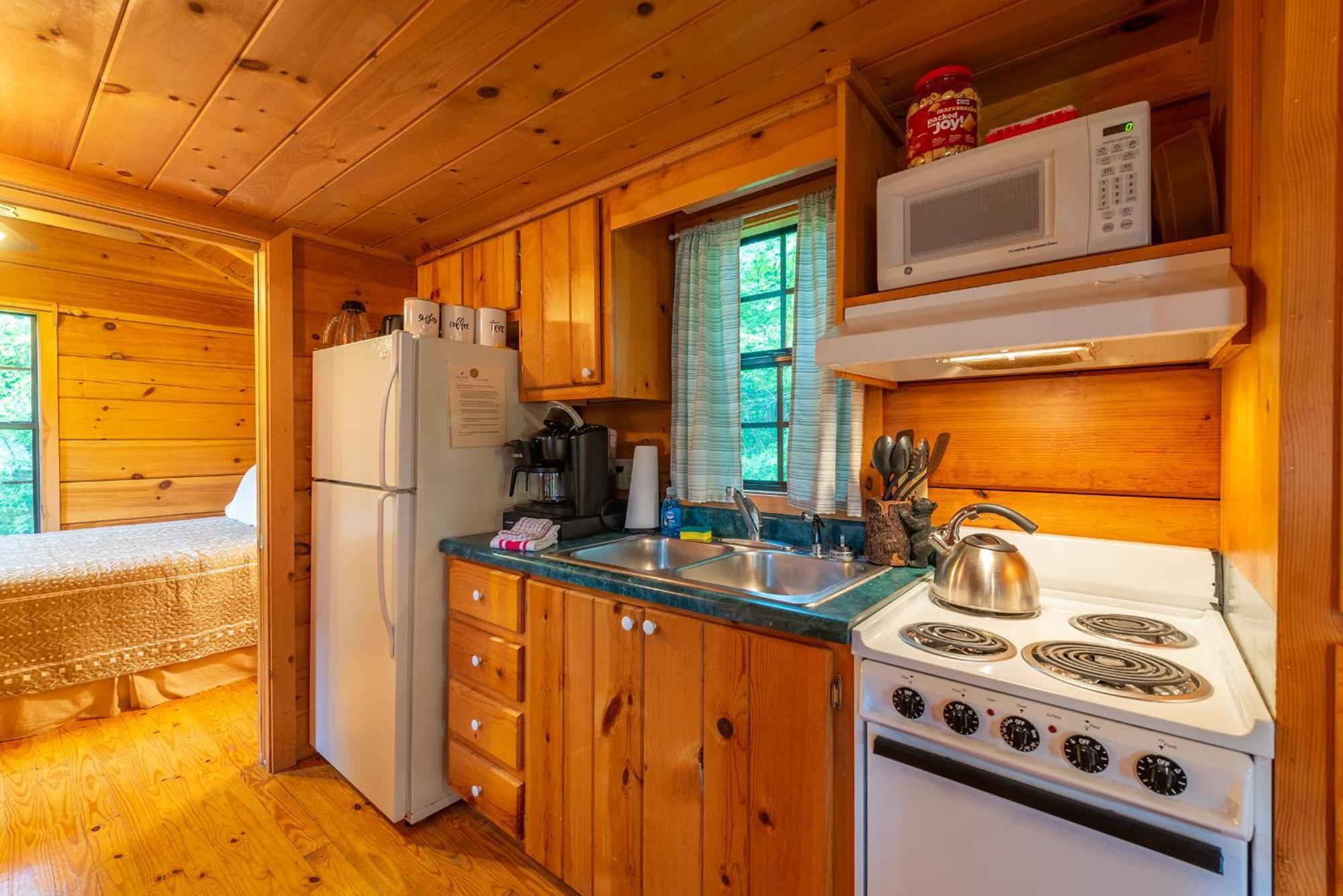 Engadine Inn And Cabins Candler Exterior photo