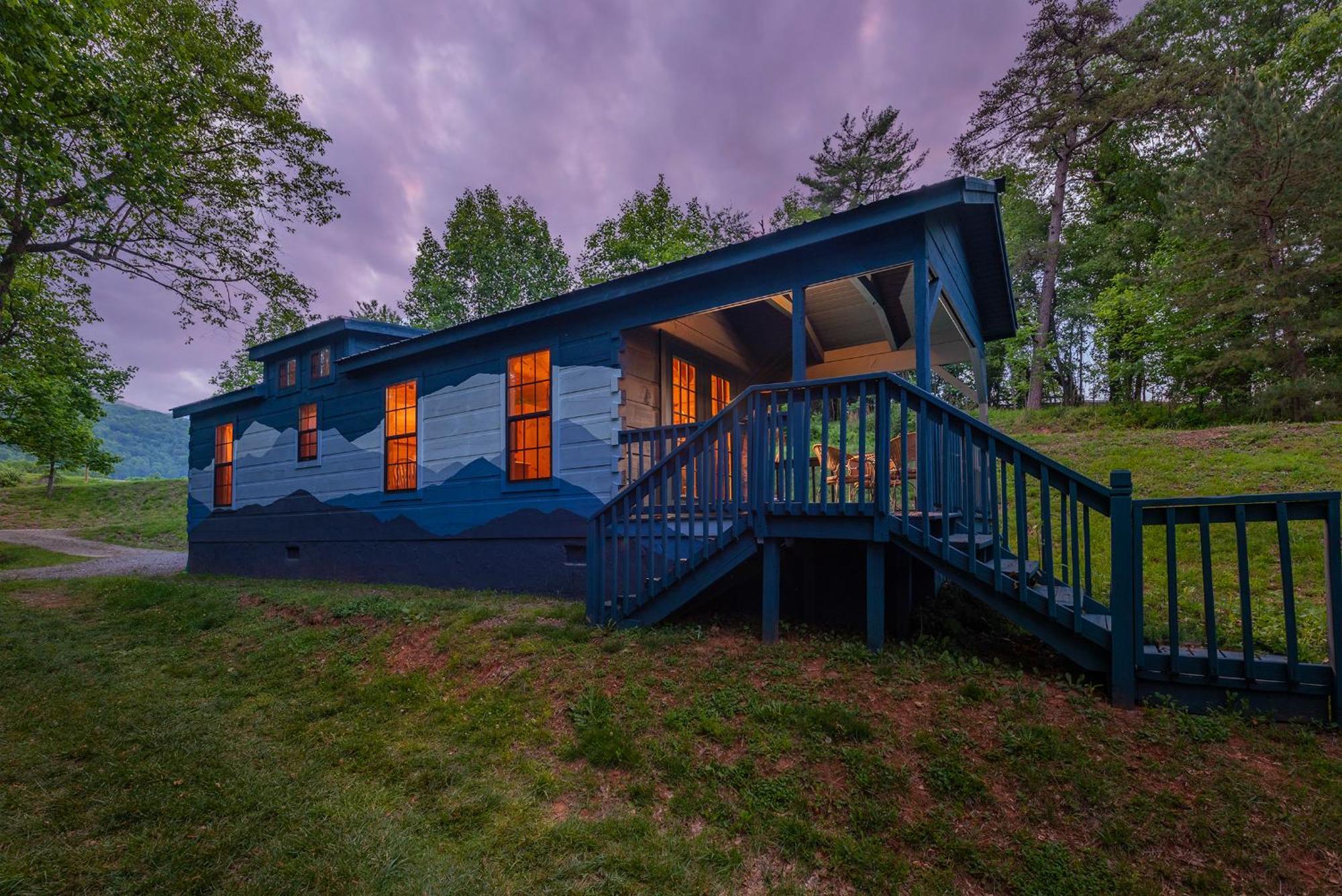 Engadine Inn And Cabins Candler Exterior photo
