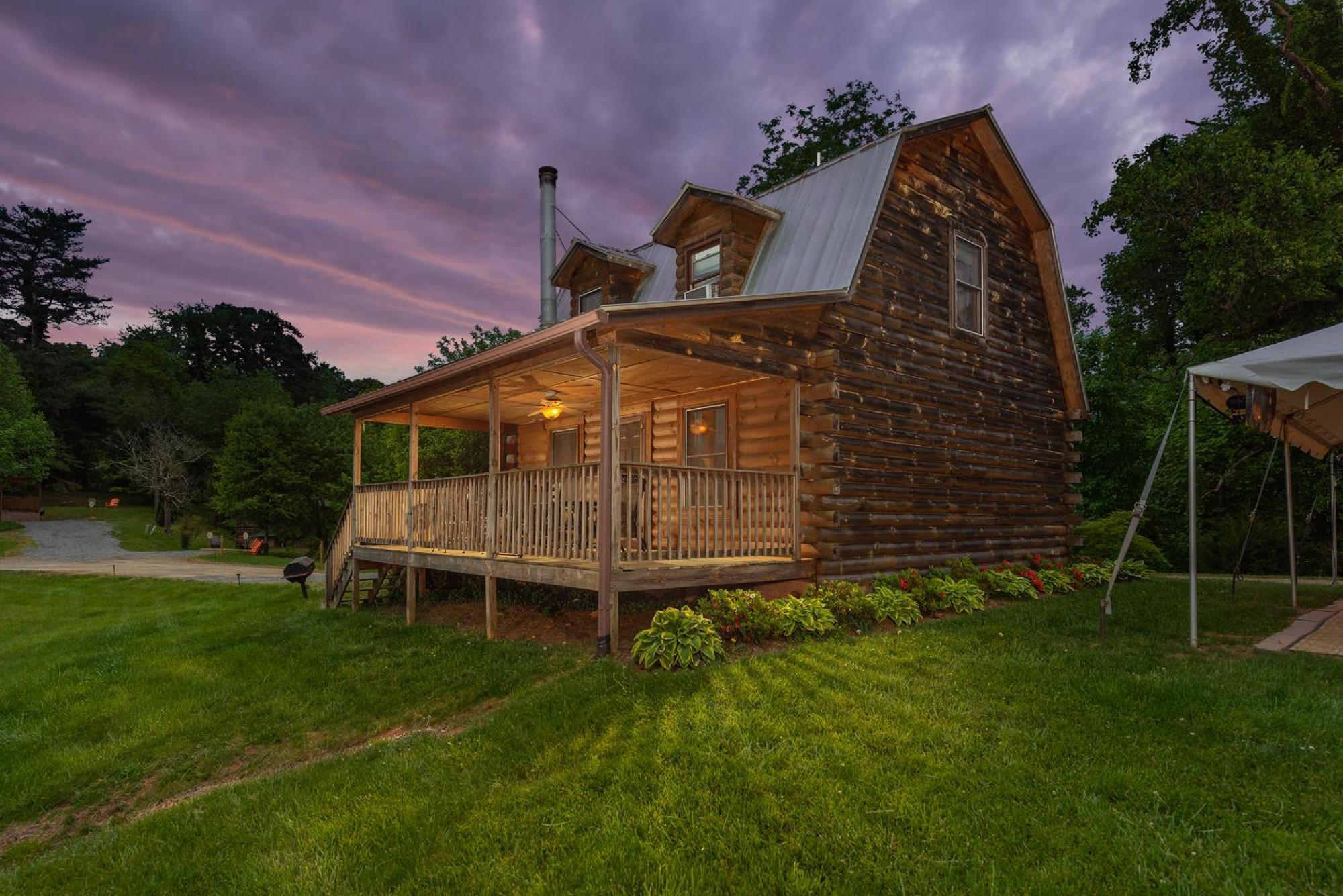 Engadine Inn And Cabins Candler Exterior photo