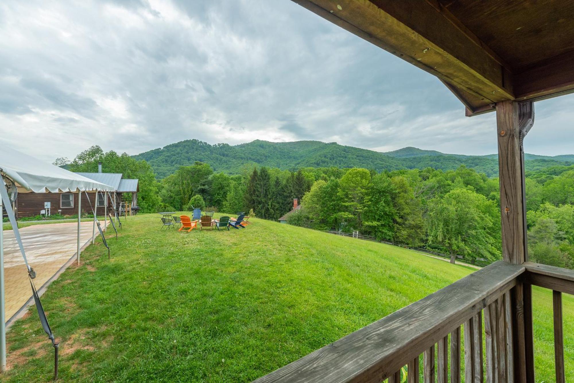 Engadine Inn And Cabins Candler Exterior photo
