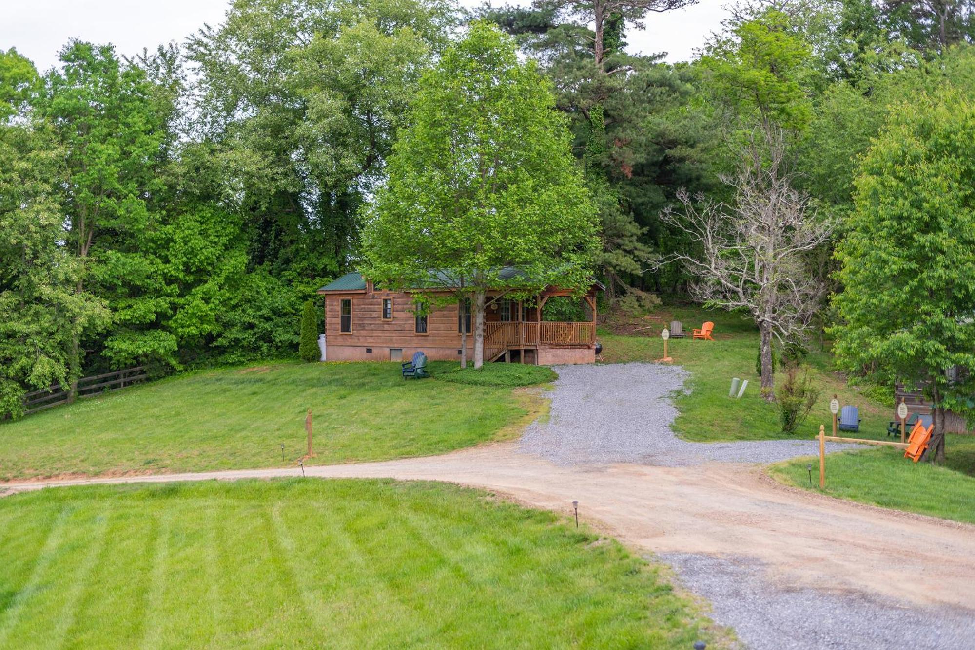 Engadine Inn And Cabins Candler Exterior photo